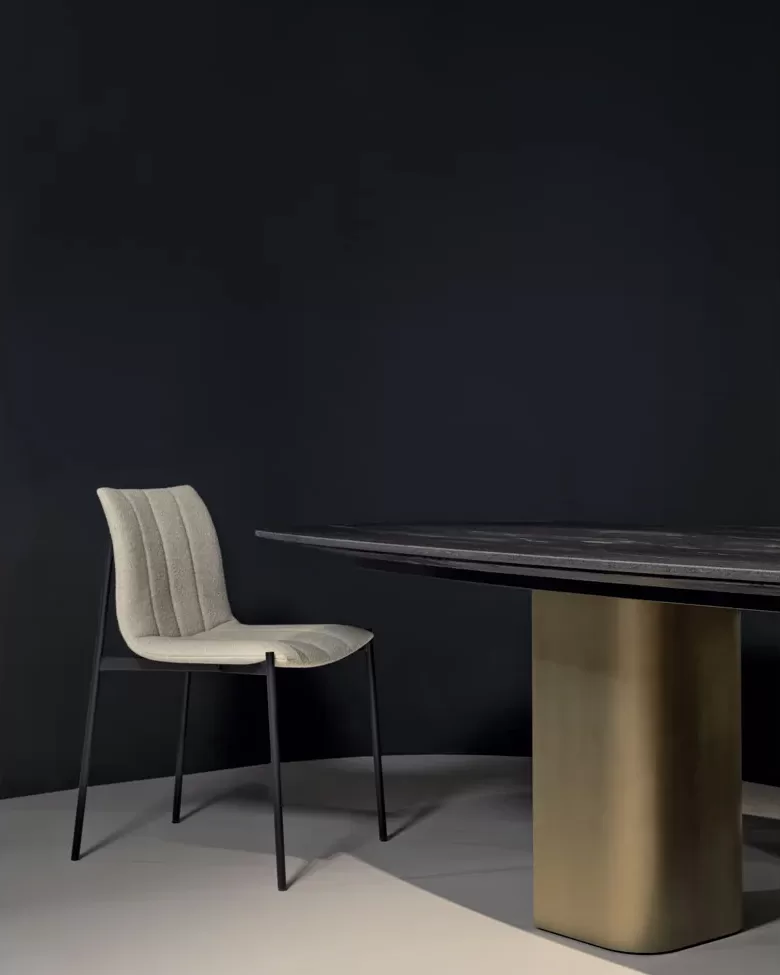 Sedia da pranzo Jackie di Cantori, sedia contemporanea per la sala da pranzo con trapuntatura verticale
