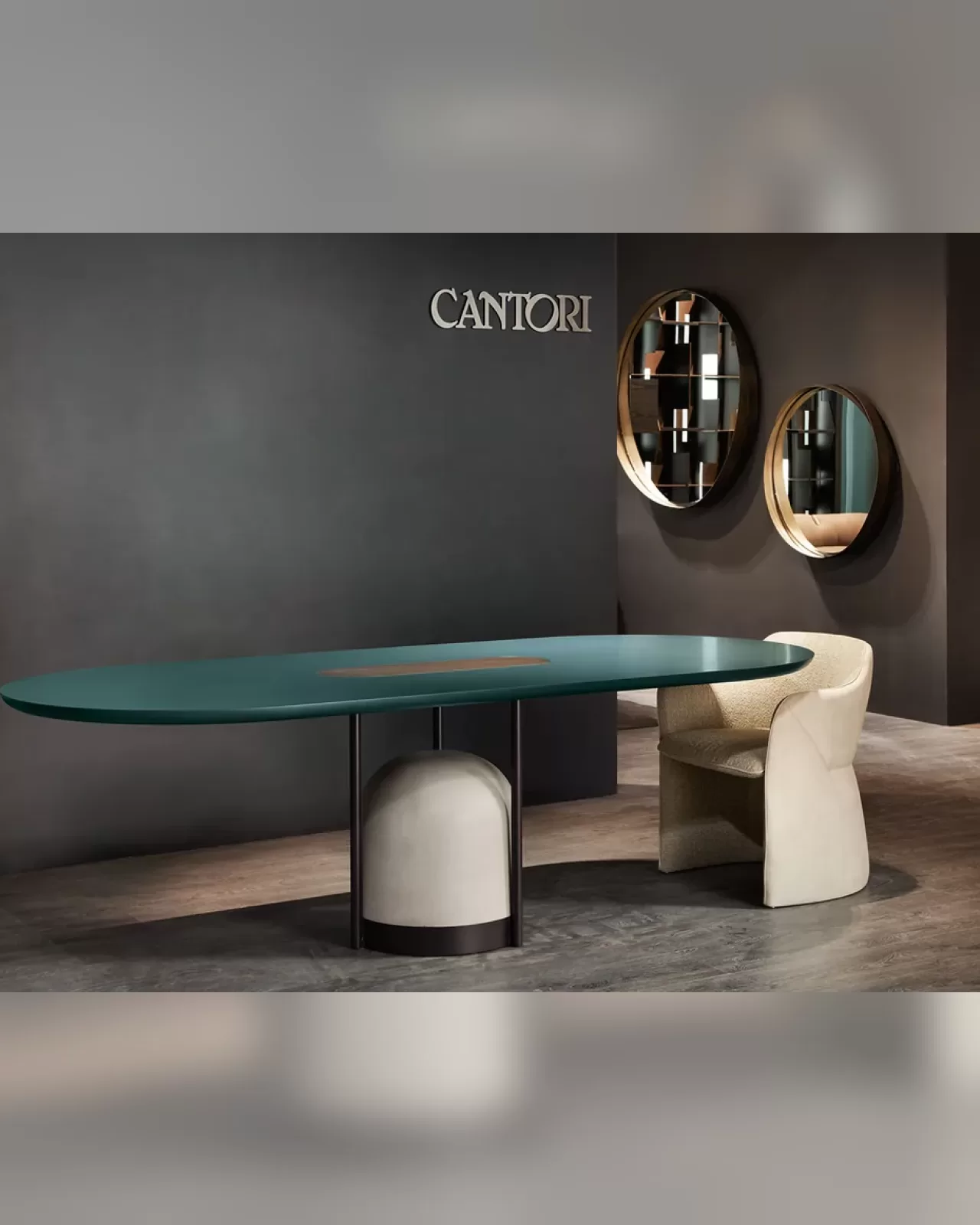 Tavolo da pranzo Arcano di Cantori, tavolo da pranzo di design su base in resina con tubi metallici