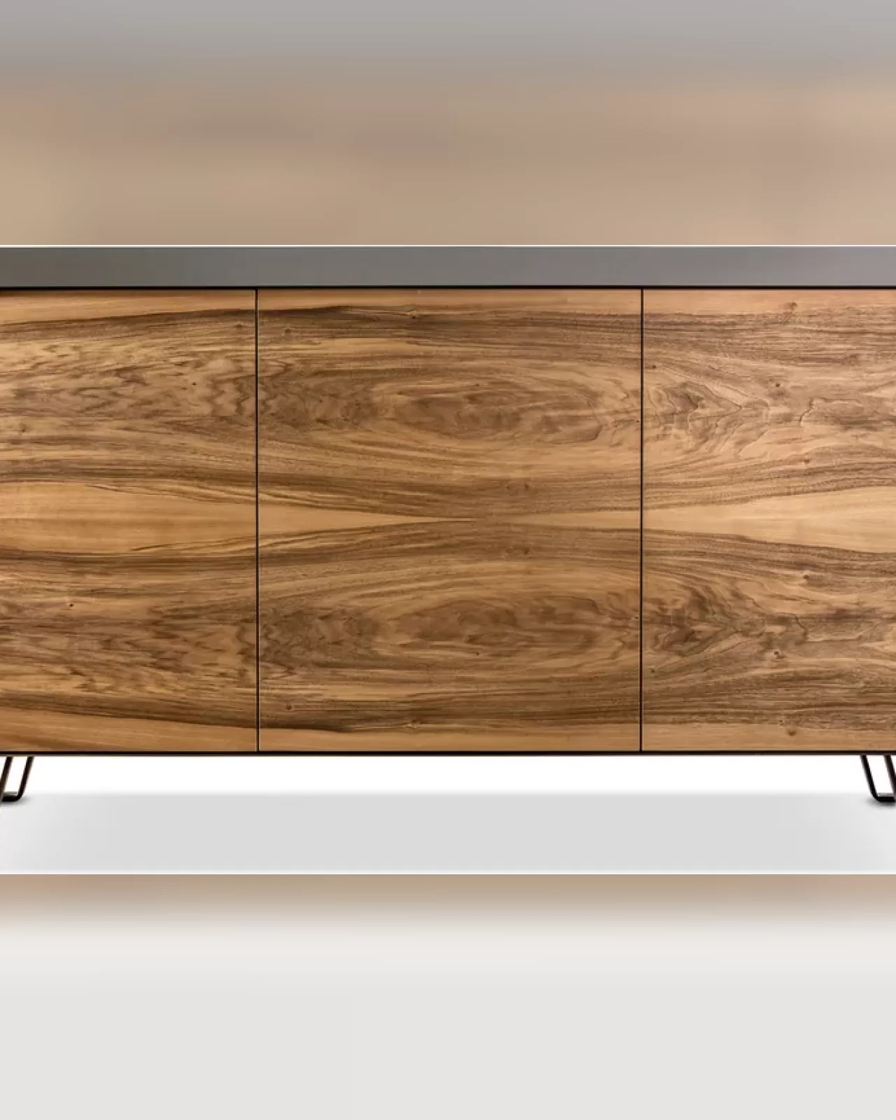 Credenza Icaro di Cantori, credenza con ante in legno in un telaio di ferro
