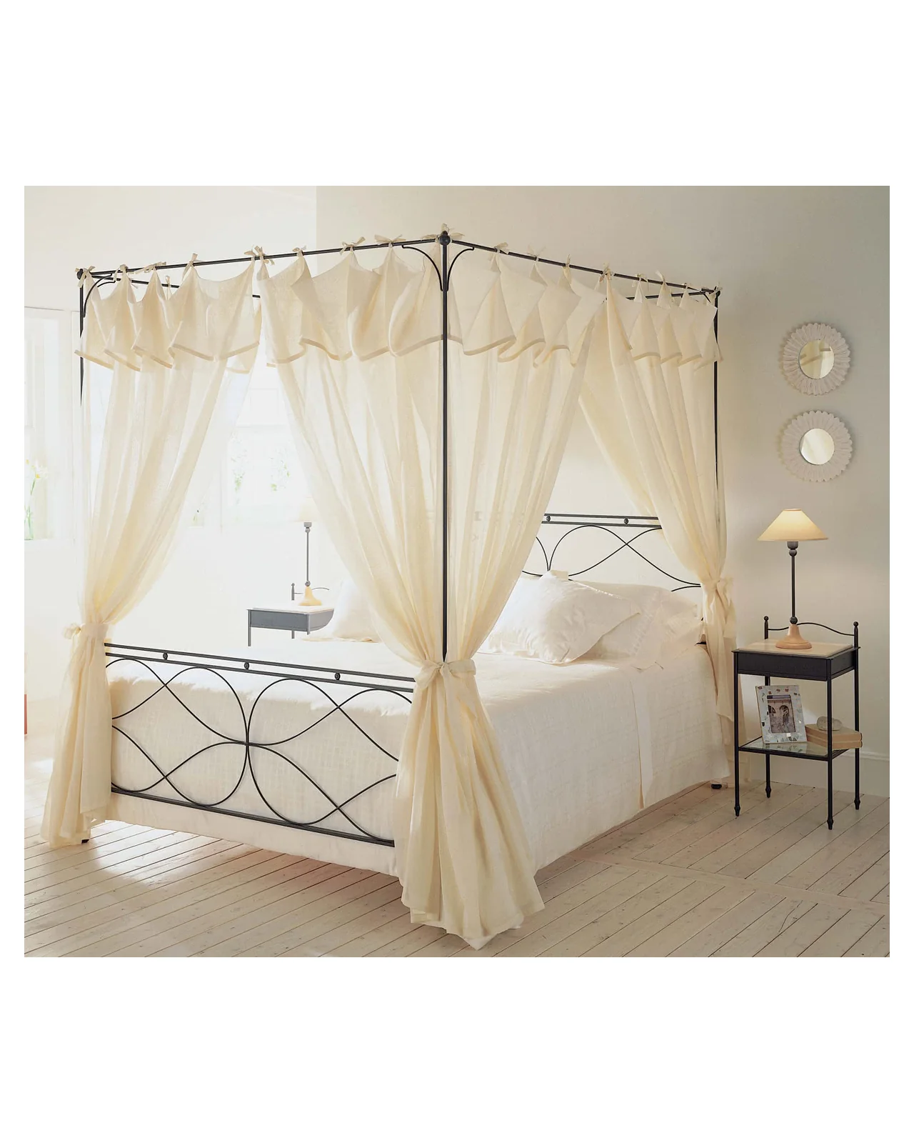 Raphael bed by Cantori, in an interior setting, photo 3 of 5