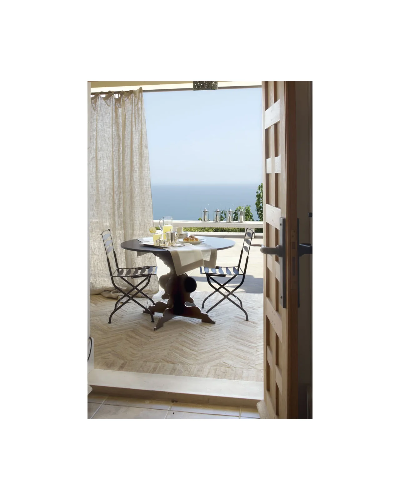 Romeo dining table by Cantori, in an interior setting, photo 2 of 2