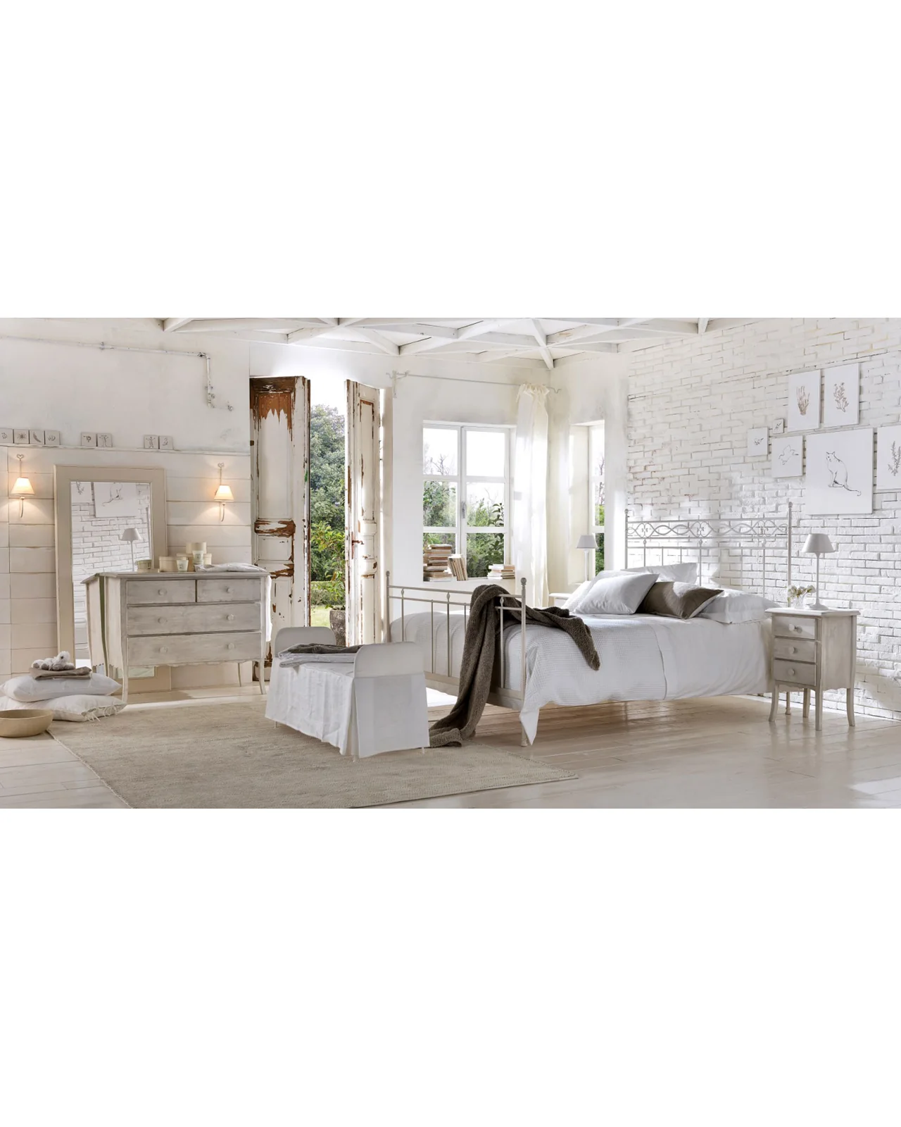 Sirolo bed by Cantori, in an interior setting, photo 2 of 3, Nobili Design catalog