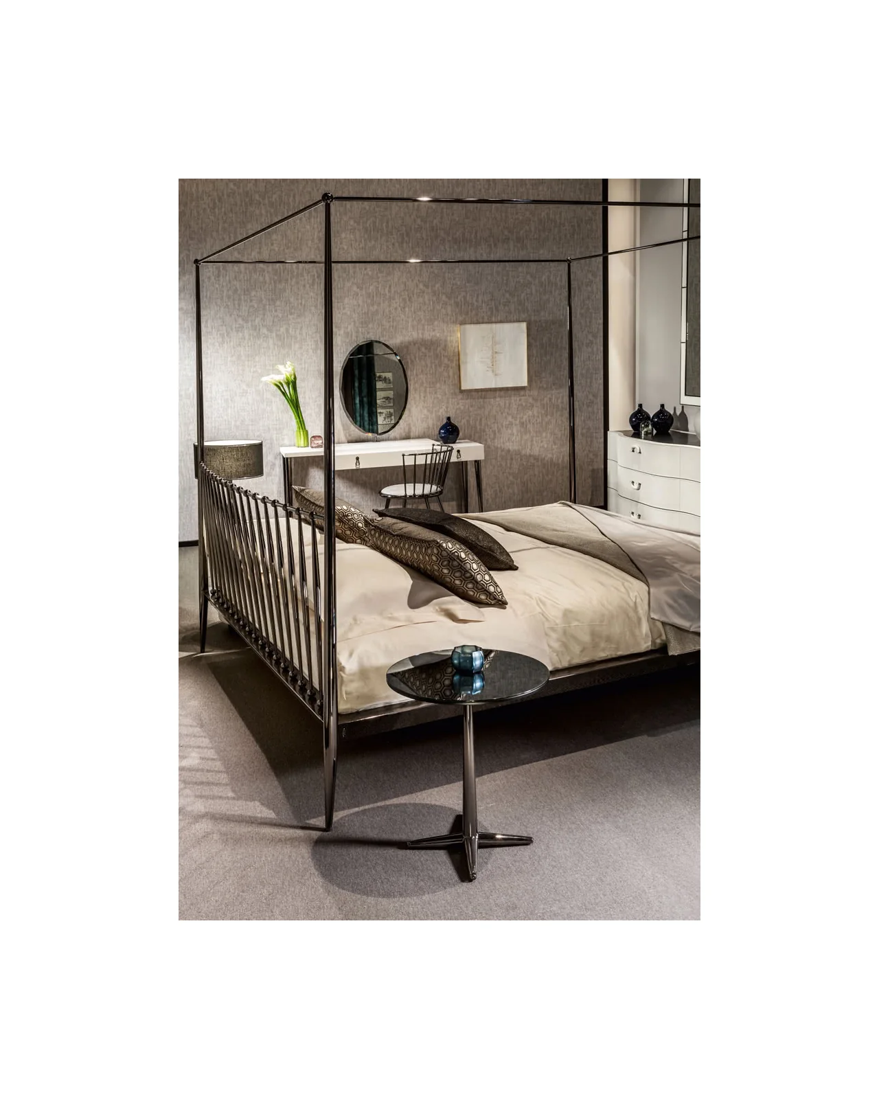 Urbino Canopy bed by Cantori, in an interior setting, photo 6 of 9
