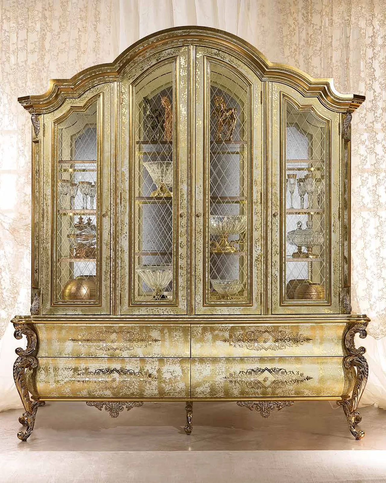 Vetrina a quattro ante Aida AD019, collezione Aida di Cappelletti, vetrina classica italiana in una sala da pranzo classica, foto 2 di 4