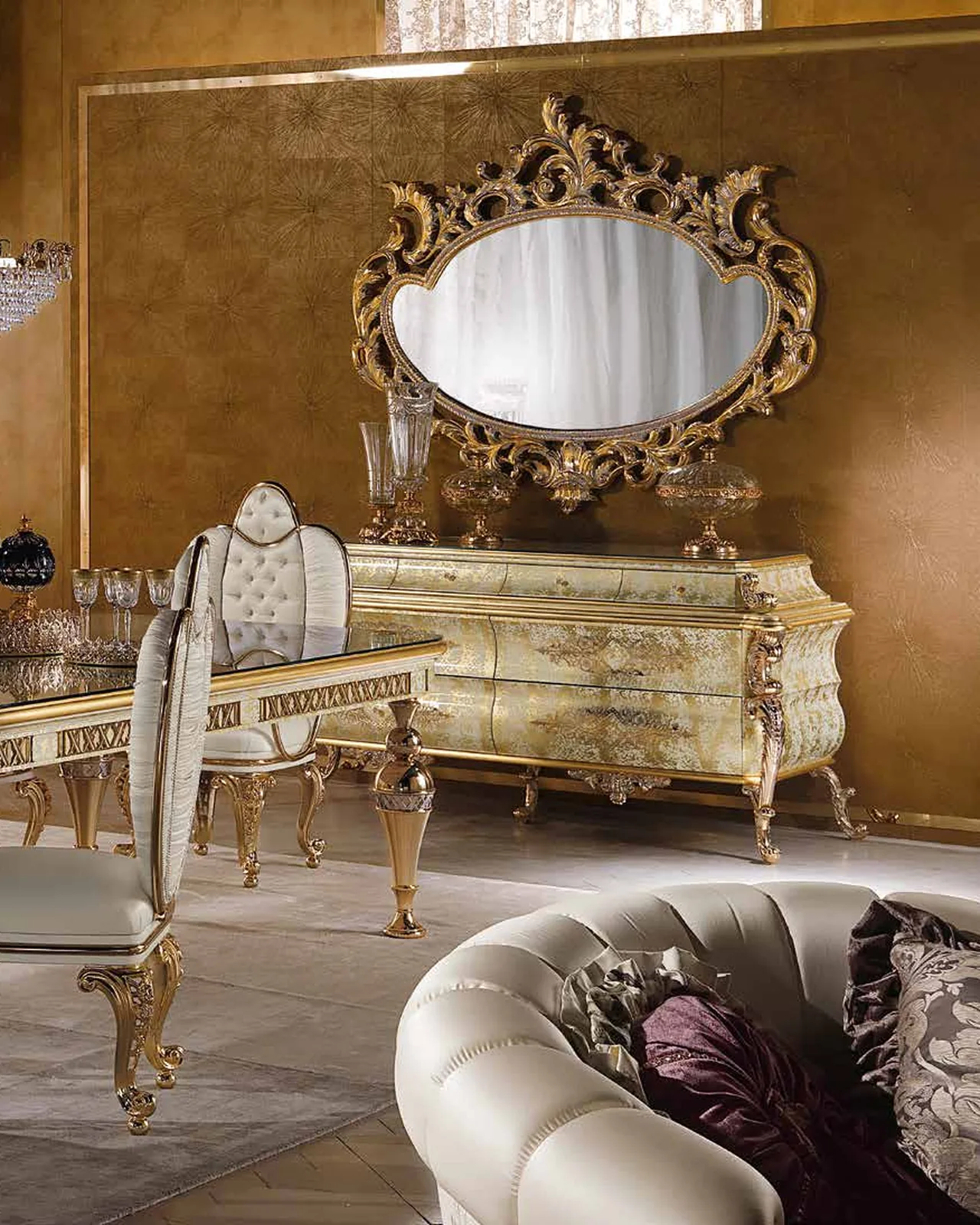 Vetrina a quattro ante Aida AD019, collezione Aida di Cappelletti, vetrina classica italiana in una sala da pranzo classica, foto 3 di 4