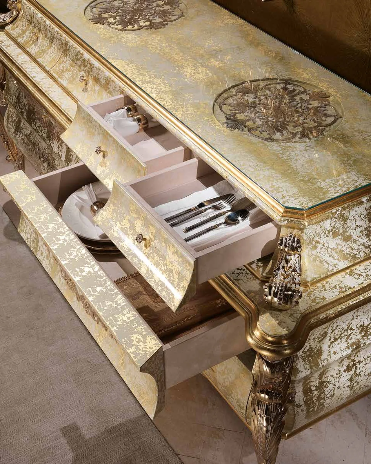 Credenza Aida AD038, collezione Aida di Cappelletti, credenza classica italiana in una sala da pranzo classica, foto 2 di 4