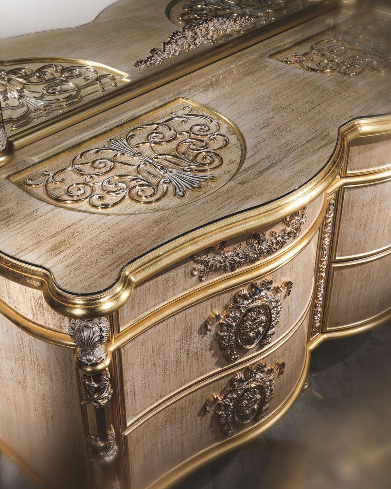 Specchio Royal RY050, collezione Royal di Cappelletti, specchio classico italiano in una sala da pranzo classica, foto 1 di 4