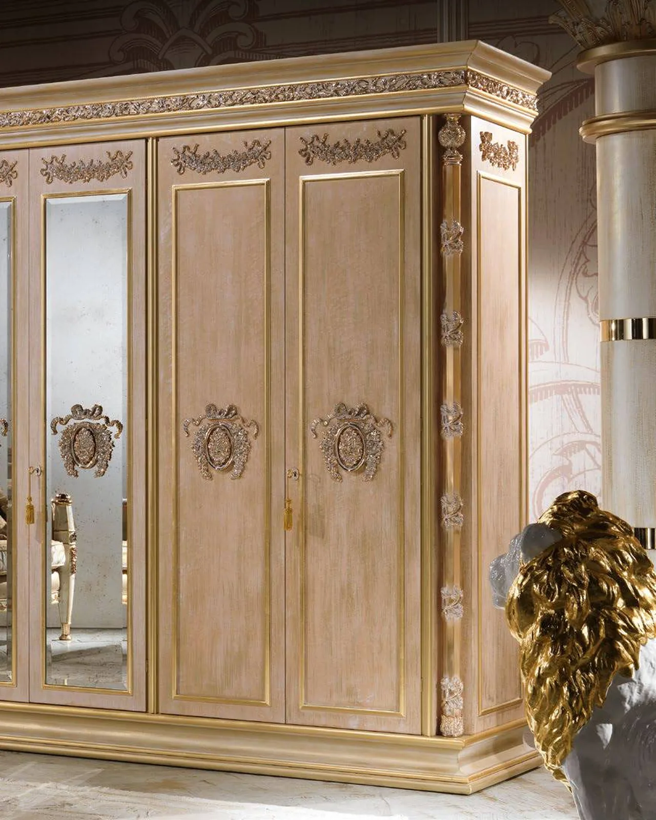 Armadio Royal a sei ante RY067, collezione Royal di Cappelletti, armadio classico italiano in una camera da letto classica, foto 1 di 2