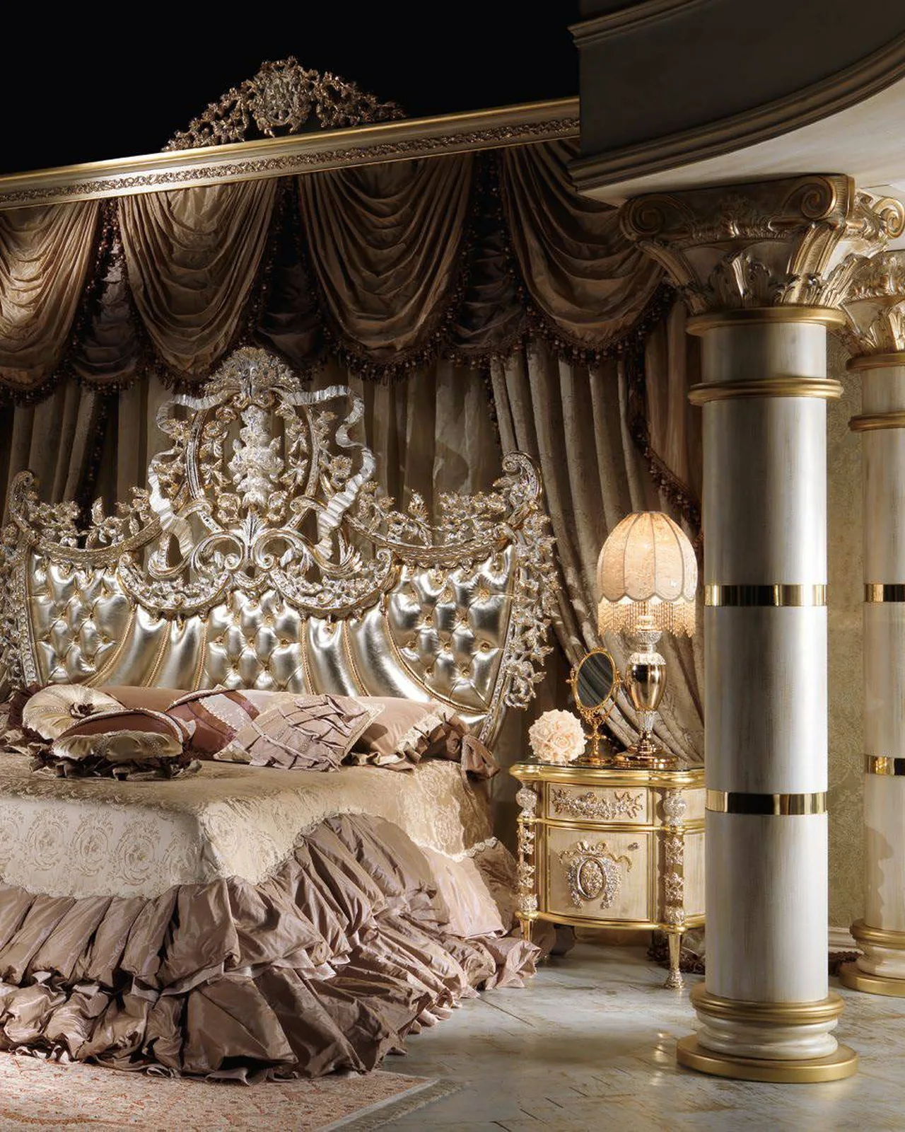 Dormeuse piccola Royal RY106, collezione Royal di Cappelletti, chaise longue classica italiana in una camera da letto classica, foto 2 di 2