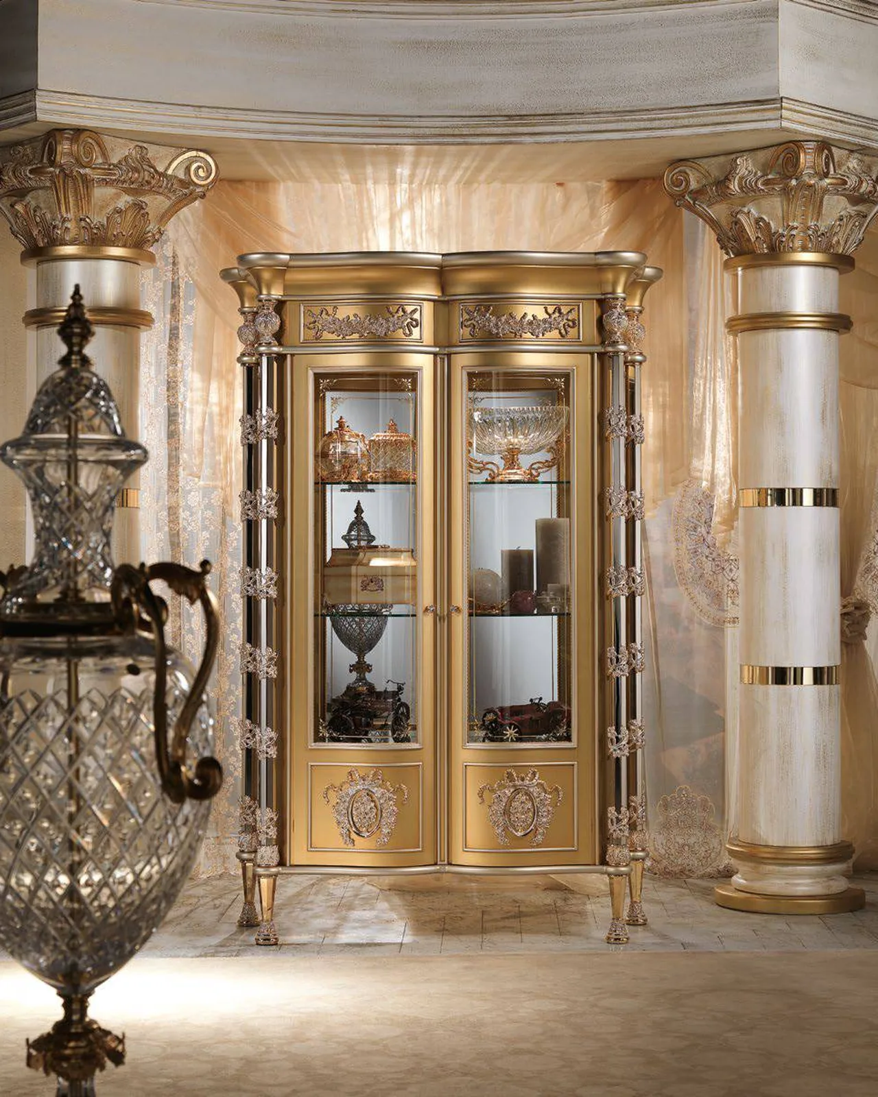 Vetrina Royal a due ante RY018, collezione Royal di Cappelletti, vetrina classica italiana in una sala da pranzo classica, foto 1 di 3
