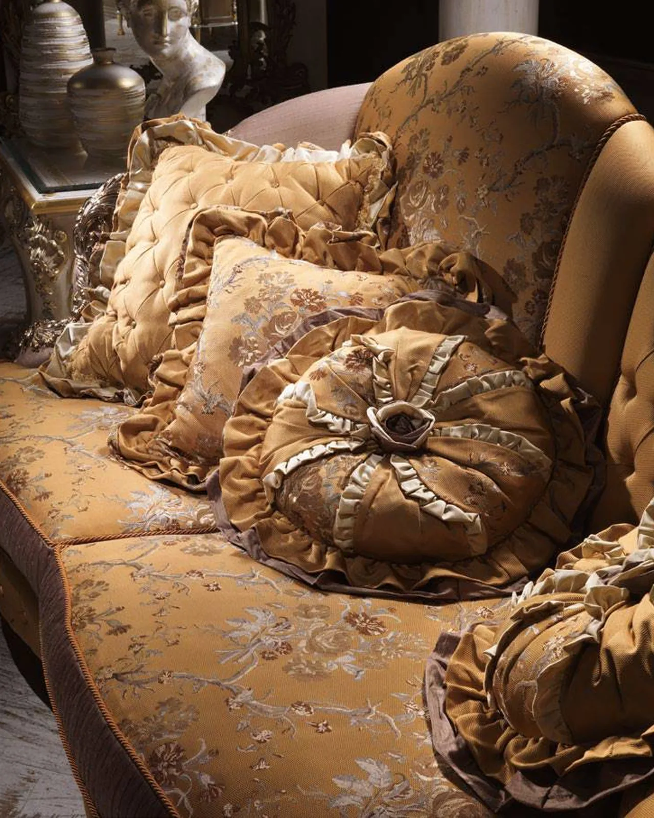 Divano a due posti Royal RY172, collezione Royal di Cappelletti, divano classico italiano, vista prodotto, foto 1 di 2