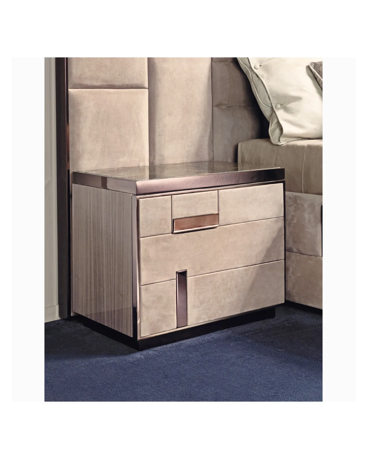 Comodino Cromo di Epoque, in una camera da letto, foto 1 di 2, catalogo Nobili Design