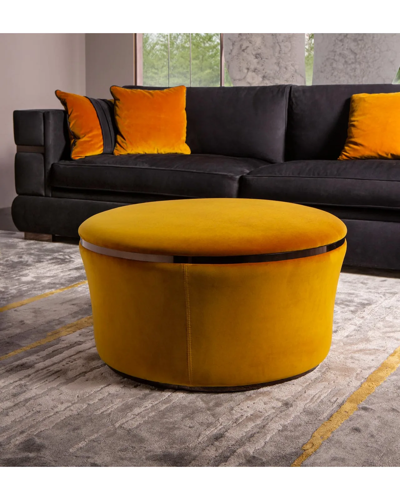 Pouf Neon di Epoque, collezione Exence, pouf italiano in un soggiorno moderno, foto 1 di 3