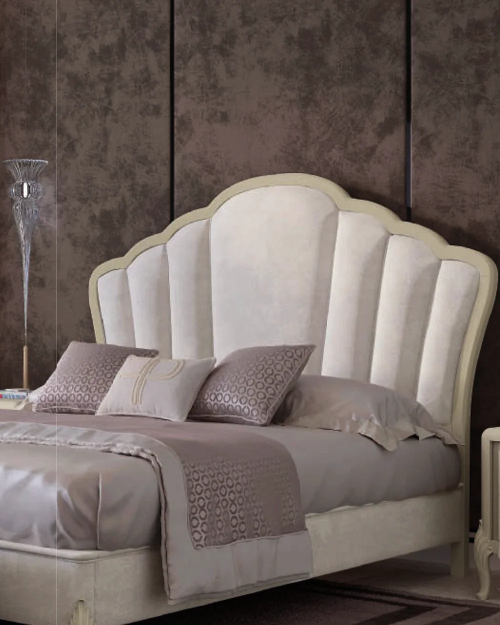 Letto a conchiglia Ocean, struttura imbottita, gambe intagliate a mano di Francesco Pasi, camera da letto moderna italiana