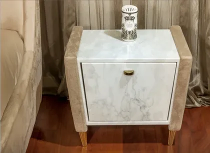 Questo comodino è disponibile anche con rivestimento in altri tessuti, compreso quello fornito dal cliente.
