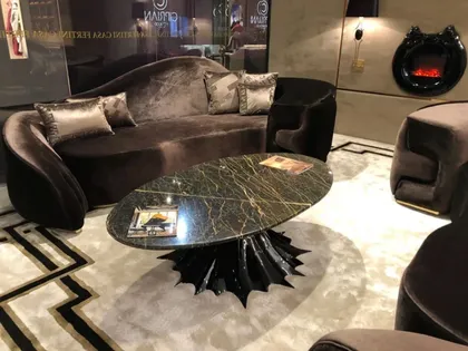 Tavolino di lusso Gattopardo con una scenografica base a ragno e piano in marmo pregiato.