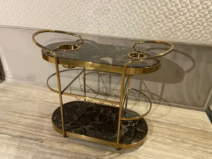 Vassoio di lusso Sahara con piedini dorati, un raffinato accessorio decorativo per allestire il tavolino all'italiana.
