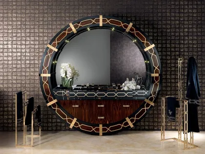 Mobile bagno rotondo in radica con specchio, piano in marmo, lavabo e luci oro, arredamento moderno dalle forme organiche